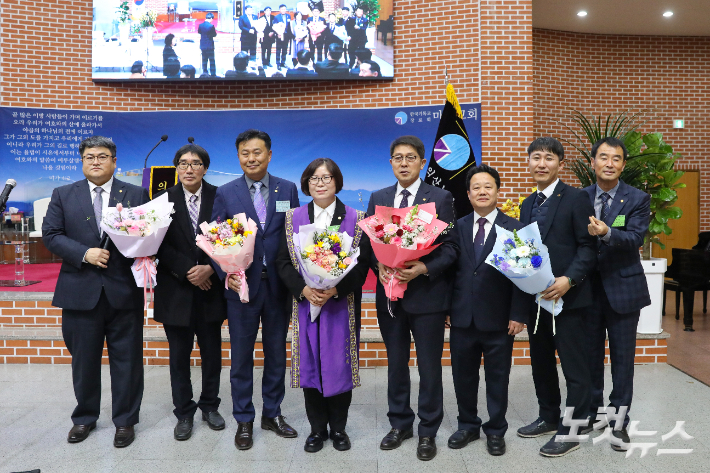 제121회 정기노회에서 새롭게 구성된 임원진이 기념촬영을 하고 있다. 최화랑 기자