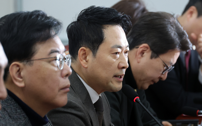 국민의힘 장동혁 대표가 2일 국회에서 열린 최고위원회의에서 모두발언을 하고 있다. 연합뉴스