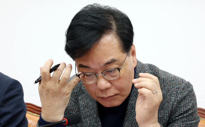 국민의힘 송언석 원내대표가 2일 국회에서 열린 최고위원회의에서 장동혁 대표의 발언을 들으며 잠시 생각에 잠겨 있다. 연합뉴스