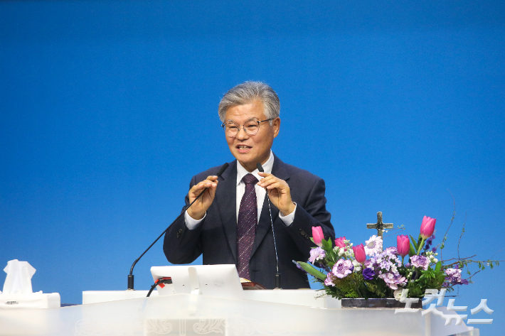 리모델링 착공예배에서 설교를 전하는 박재신 목사. 최화랑 기자
