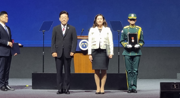 헨리 닷지 아펜젤러(1889~1953) 선교사가 1일 제107주년 3.1절 기념식에서 건국훈장 애족장을 수훈했다. 닷지 아펜젤러 증손녀 로라 아펜젤러가 훈장을 받은 뒤 이재명 대통령과 기념사진을 촬영하고 있다. 사진 학교법인 배재학당 