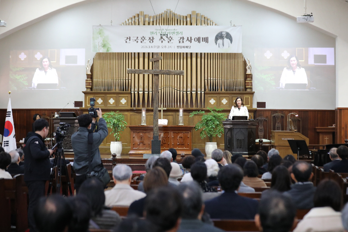 헨리 닷지 아펜젤러 건국훈장 애족장 수훈 감사예배가 1일 오후 서울 중구 정동제일교회에서 열렸다. 닷지 아펜젤러 증손녀 로라 아펜젤러가 교인들에게 감사 인사를 전하고 있다. 사진 학교법인 배재학당