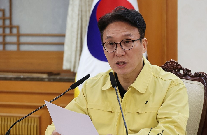 김민석 국무총리가 1일 서울 종로구 정부서울청사에서 열린 중동 상황점검 관련 긴급 관계부처회의를 주재하고 있다. 연합뉴스