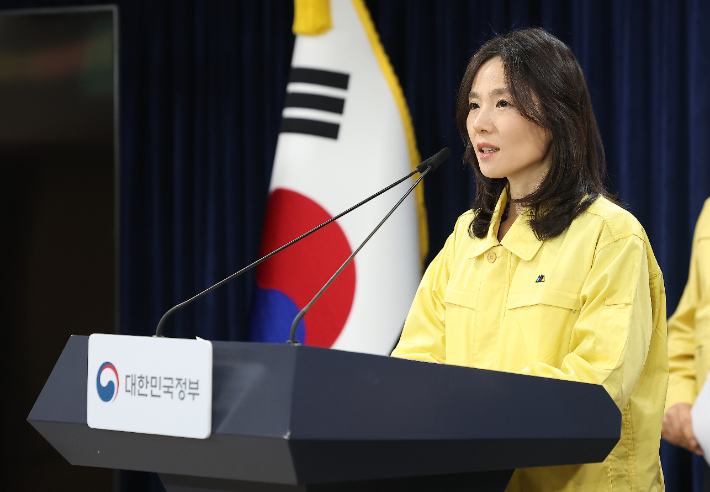 김진아 외교부 2차관이 2일 서울 종로구 정부서울청사 합동브리핑실에서 '중동 상황점검 관련 긴급 관계부처회의'를 마친 후 브리핑하고 있다. 연합뉴스