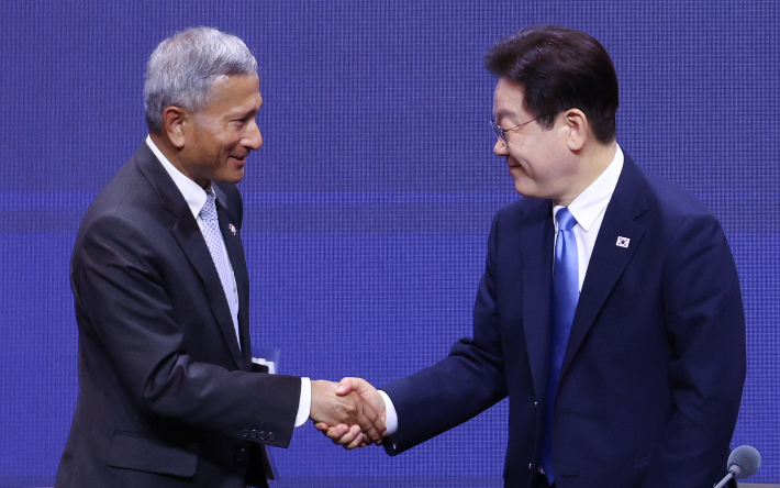 이재명 대통령이 2일 싱가포르의 한 호텔에서 열린 한-싱가포르 AI 커넥트 서밋이 끝난 뒤 비비안 발라크리쉬난 싱가포르 외교장관과 악수하고 있다. 연합뉴스