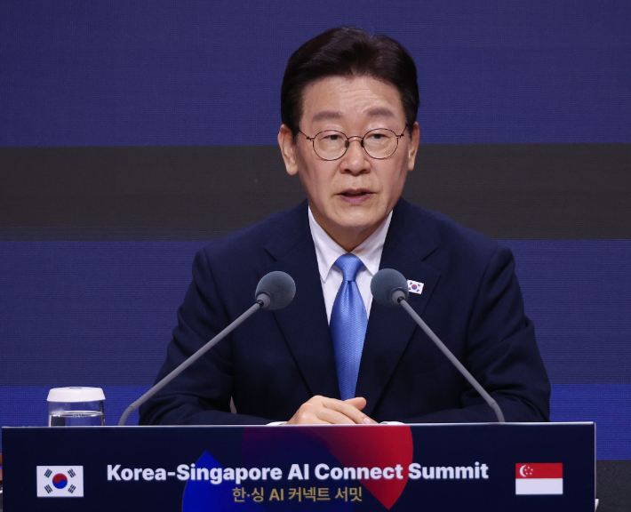 이재명 대통령이 2일 싱가포르의 한 호텔에서 열린 한-싱가포르 AI 커넥트 서밋에서 발언하고 있다. 연합뉴스