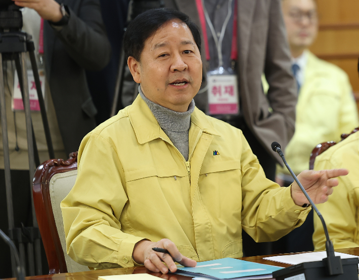 구윤철 부총리 겸 재정경제부 장관이 2일 서울 종로구 정부서울청사 대회의실에서 열린 '중동 상황점검 관련 긴급 관계부처회의'에 참석해 있다. 연합뉴스