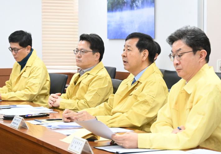 구윤철 부총리 겸 재정경제부 장관이 1일 서울 종로구 정부서울청사에서 열린 '이란 관련 관계기관 합동 상황점검회의'를 주재하고 있다. 재정경제부 제공