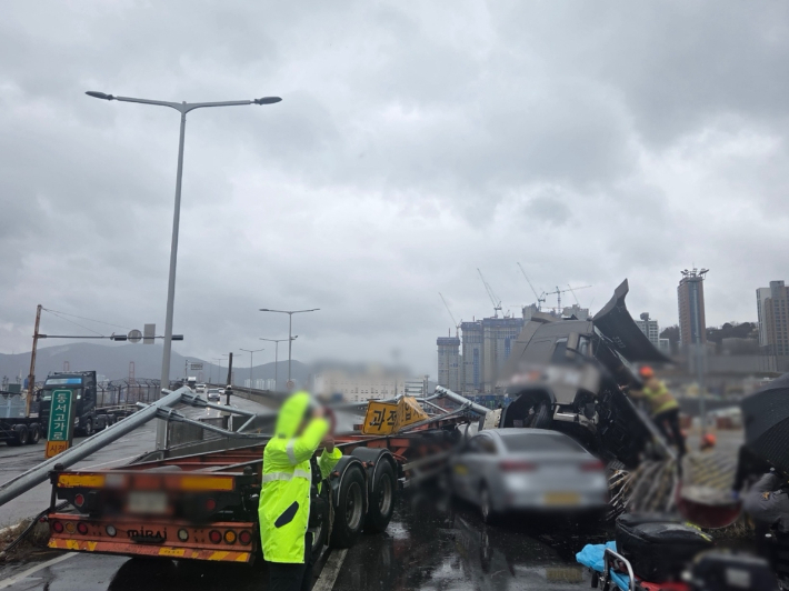 2일 오후 1시 50분쯤 부산 남구 동서고가로 시외곽 방향 우암램프 진입 구간 1차로를 주행하던 트레일러가 도로 표지판을 들이받은 뒤 옆으로 넘어졌다. 부산경찰청 제공