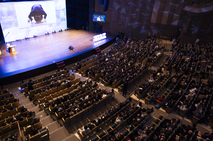김동연 경기지사가 2일 경기 수원시 경기아트센터에서 열린 자신의 출판기념회 '나답게 사는 세상 – 김동연의 경기도 비전'에서 관객들에게 큰 절을 하는 모습. 경기도 제공