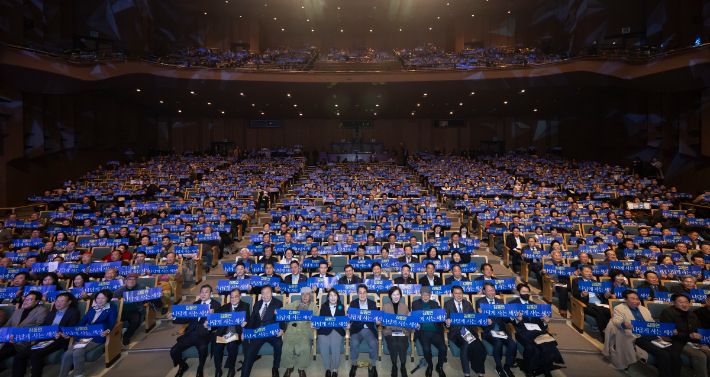 김동연 경기지사를 비롯한 당내 지도부, 지지자 등이 2일 경기 수원시 경기아트센터에서 열린 자신의 출판기념회 '나답게 사는 세상 – 김동연의 경기도 비전'에서 기념사진을 찍는 모습. 경기도 제공