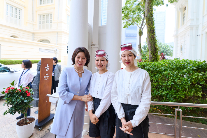 이재명 대통령과 싱가포르를 국빈방문 중인 김혜경 여사가 2일 '해녀의 부엌 싱가포르점'에서 한국관광 현장 간담회 후 공연단과 기념촬영을 하고 있다. 연합뉴스