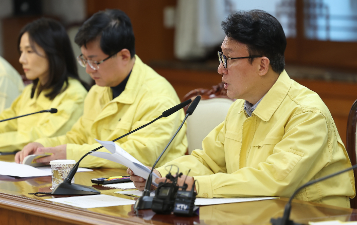 김민석 국무총리가 2일 서울 종로구 정부서울청사 대회의실에서 열린 '중동 상황점검 관련 긴급 관계부처회의'에서 모두발언을 하고 있다. 연합뉴스