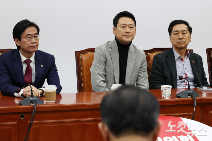 국민의힘 장동혁 대표가 26일 서울 여의도 국회에서 중진의원들과 면담을 하고 있다. 윤창원 기자