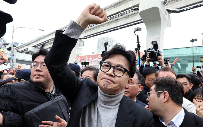 한동훈 국민의힘 전 대표가 27일 오후 대구 서문시장을 찾은 자리에서 지지자들에게 인사하고 있다. 연합뉴스