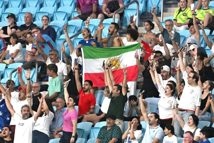 이란 여자 대표팀을 응원하는 이란 교민들. 연합뉴스