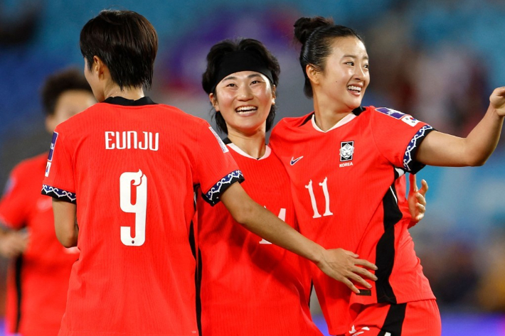 골세리머니를 펼치는 한국 여자 축구 대표팀 선수들. 연합뉴스