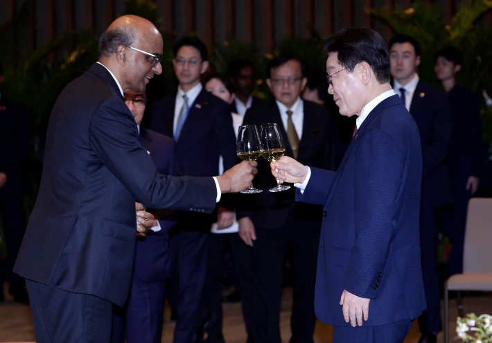 이재명 대통령이 2일 싱가포르 카펠라 호텔에서 열린 국빈방문 공식만찬에서 타르만 샨무가라트남 싱가포르 대통령과 건배하고 있다. 연합뉴스