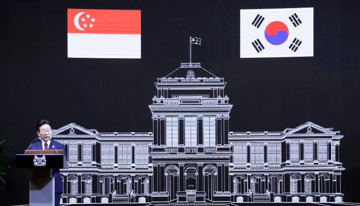 이재명 대통령이 2일 싱가포르 카펠라 호텔에서 열린 국빈방문 공식만찬에서 건배사를 하고 있다. 연합뉴스