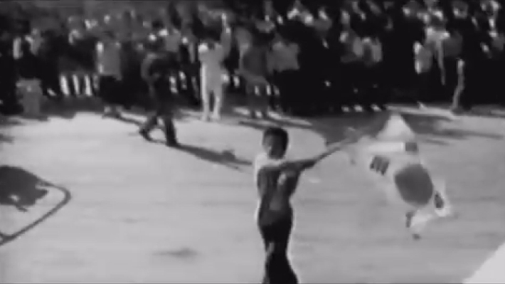 민주화운동 당시 태극기를 흔드는 시민들의 모습. 자료사진