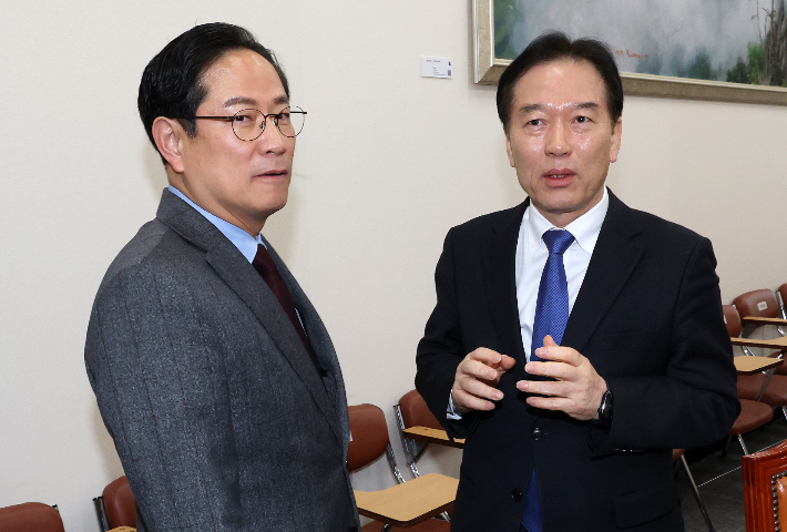 특위 여당 간사인 더불어민주당 정태호 의원(오른쪽)과 야당 간사인 국민의힘 박수영 의원이 지난달 24일 국회에서 열린 대미투자특별법처리 특별위원회 전체회의에서 논의하고 있다. 연합뉴스