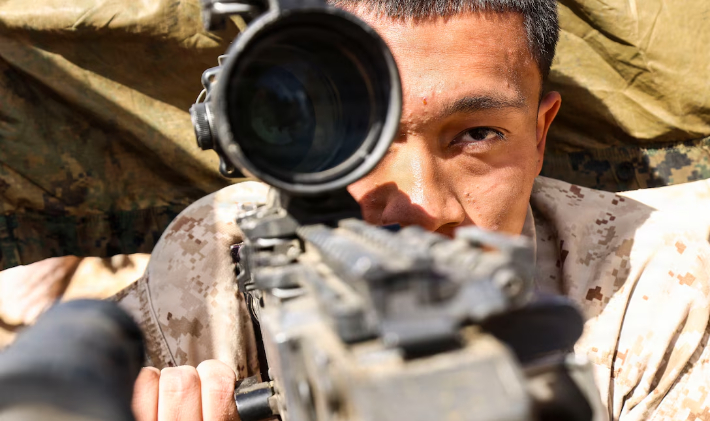 미국은 이번 이란 공격에 앞서 지난 달 4일 사우디아라비아 킹 파이살 해군기지(King Faisal Naval Base)에서 '인디고 디펜더 26'(Indigo Defender 26) 훈련을 실시했다. 사진은 대테러부대 소속 미군 해병대원이 M240B기관총을 조준하는 모습. 미국 중부사령부(CENTCOM) 홈페이지 캡처