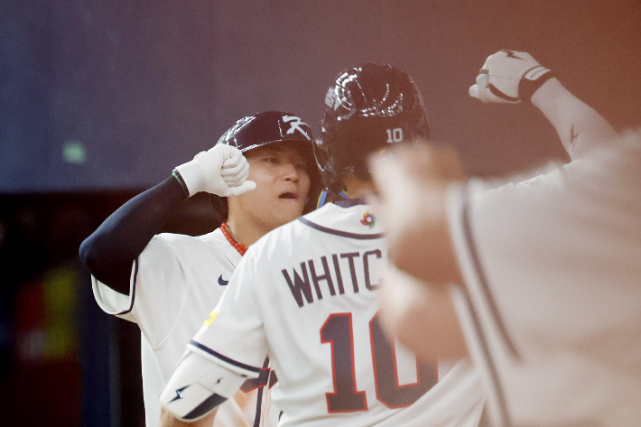 환호하는 김도영과 위트컴. 연합뉴스