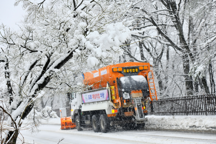 2일 설악산 입구에서 제설차량이 눈을 치우고 있는 모습. 속초시 제공