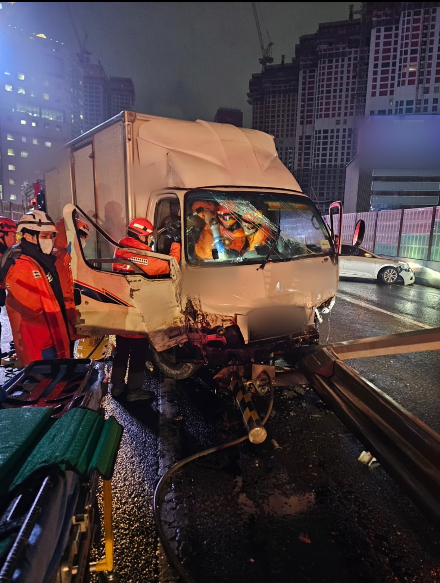 2일 부산 동서고가로 트럭 사고 현장. 부산경찰청 제공