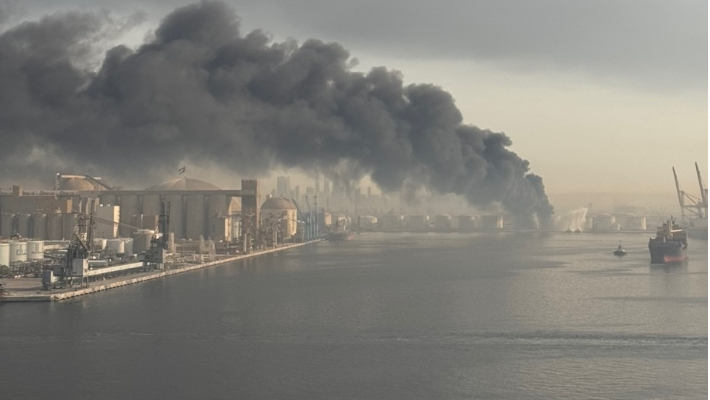 미국과 이스라엘의 이란 공격 이후 중동 지역 전반에 확전 위기가 고조되는 가운데 호르무즈 해협과 인접한 아랍에미리트 제벨알리항 인근에 검은 연기가 치솟고 있다. 선원노련 제공