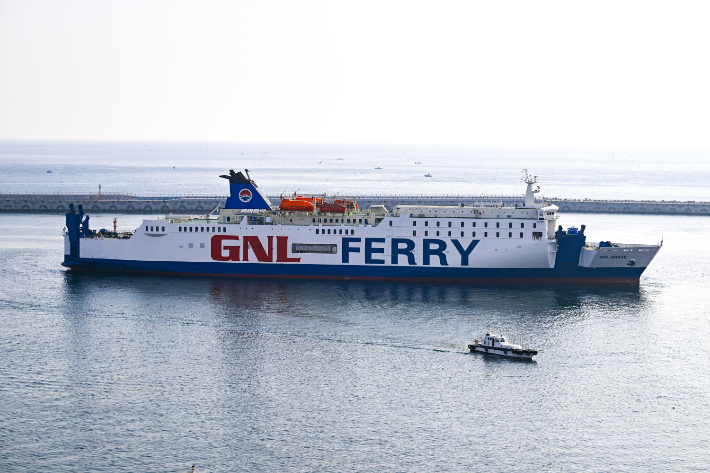 시설 보수를 마치고 속초항에입항하는 지앤엘그레이스호. 속초시 제공