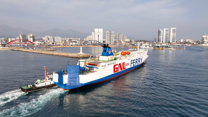 시설 보수를 마치고 속초항에입항하는 지앤엘그레이스호. 속초시 제공