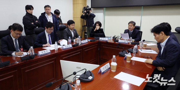 3일 서울 여의도 국회 의원회관에서 열린 이란사태 관련 당·정간담회에서 더불어민주당 김영태 외통위 간사가 발언을 하고 있다.