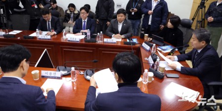 3일 서울 여의도 국회 의원회관에서 열린 이란사태 관련 당·정간담회에서 더불어민주당 김영태 외통위 간사가 발언을 하고 있다.