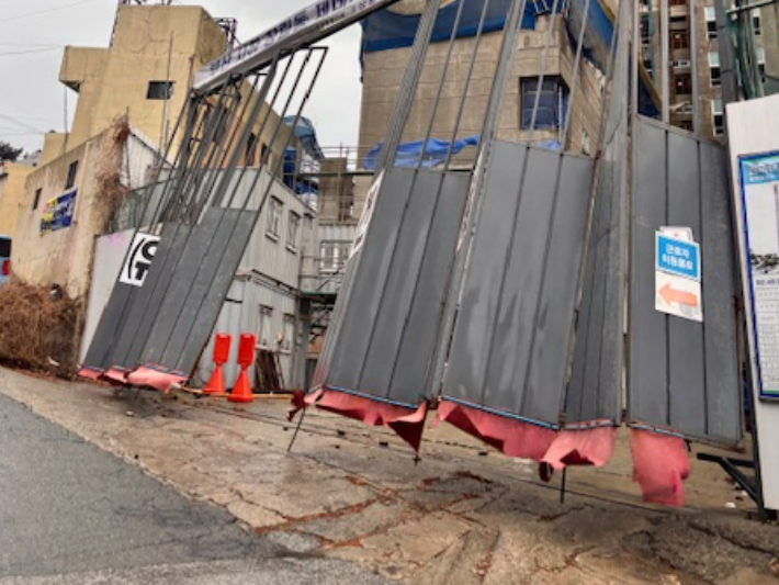 2일 부산 사하구 장림동의 한 공사장에서 철문이 강풍에 넘어진 모습. 부산소방재난본부 제공 