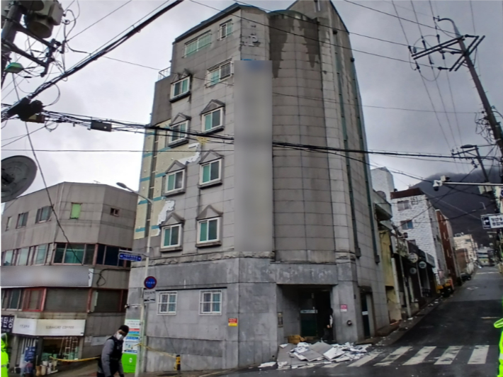 2일 부산 북구 구포동에서 건물 외벽이 강풍에 의해 떨어진 모습. 부산소방재난본부 제공 