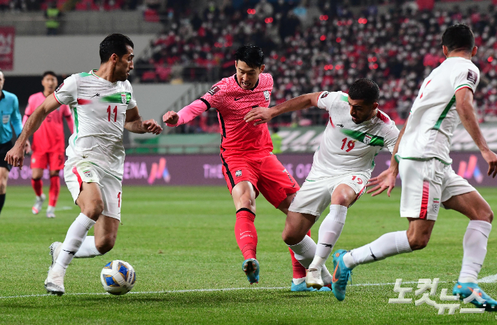 손흥민을 막아서는 이란 선수들. 황진환 기자