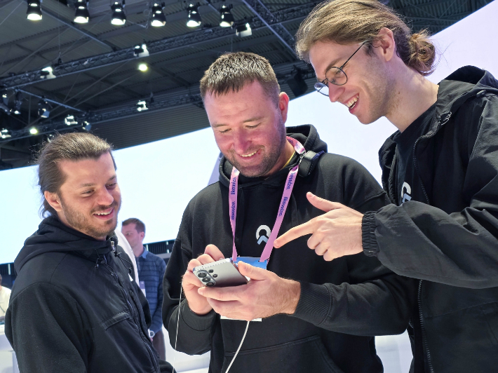 스페인 바르셀로나에서 개막한 MWC26에서 삼성전자 부스를 방문한 관람객이 '갤럭시 S26 울트라'를 살펴보고 있다. 삼성전자 제공