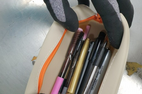 필통속 필기구처럼 은닉한 대마카트리지. 광주본부세관 제공