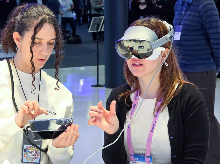 스페인 바르셀로나에서 개막한 MWC26에서 삼성전자 부스를 방문한 관람객이 '갤럭시 XR'을 살펴보고 있다. 삼성전자 제공