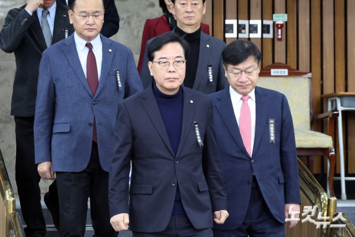 원내대책회의 참석하는 송언석