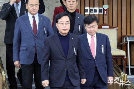 원내대책회의 참석하는 송언석