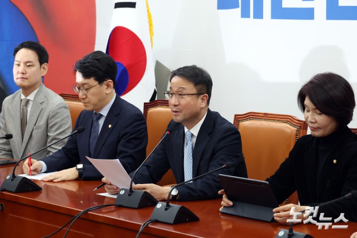 더불어민주당 한병도 원내대표가 3일 서울 여의도 국회에서 열린 원내대책회의에서 발언을 하고 있다.