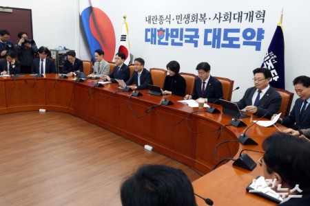 더불어민주당 한병도 원내대표가 3일 서울 여의도 국회에서 열린 원내대책회의에서 발언을 하고 있다.