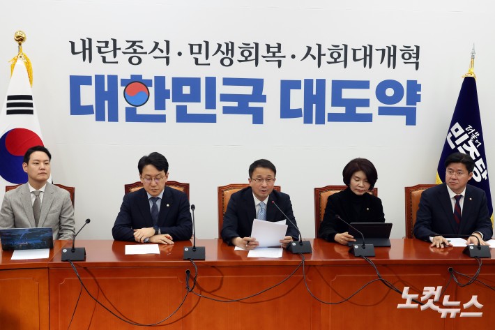 더불어민주당 한병도 원내대표가 3일 서울 여의도 국회에서 열린 원내대책회의에서 발언을 하고 있다.