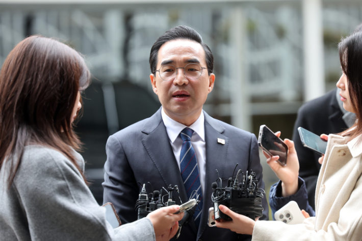 이재명 정부 초대 기획예산처 장관 후보자로 지명된 더불어민주당 박홍근 의원이 3일 서울 중구 예금보험공사에 마련된 인사청문회 준비 사무실로 출근하며 취재진 질문에 답하고 있다. 연합뉴스