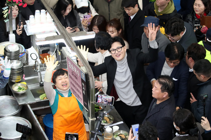한동훈 국민의힘 전 대표가 27일 오후 대구 서문시장을 찾은 자리에서 지지자들에게 인사하고 있다. 연합뉴스