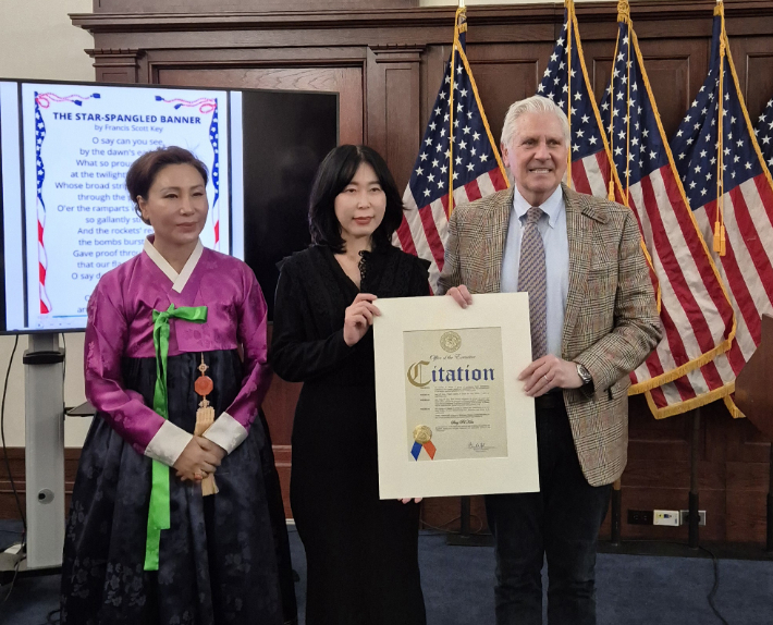 김민선 미주한인이민사박물관장(왼쪽)과 윤은미 천안시 복지정책국장(가운데) 등이 기념촬영을 하고 있다. 천안시 제공