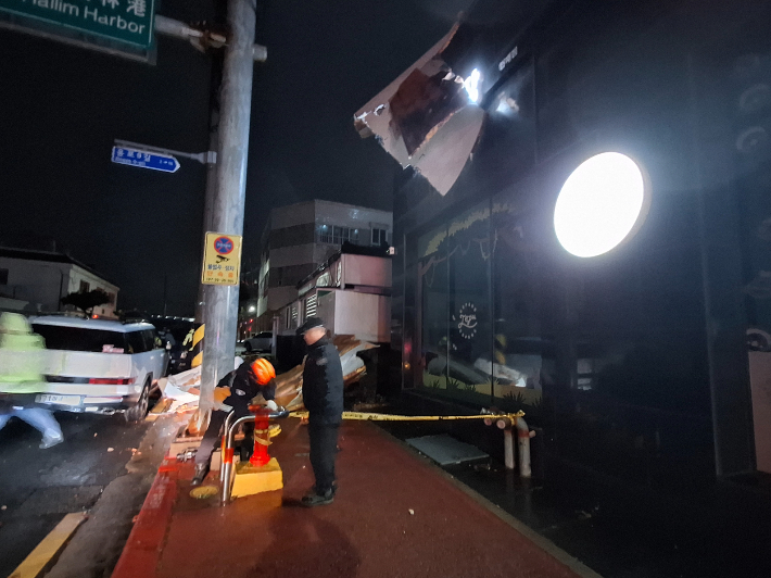 3·1절 연휴 제주에 태풍급 강풍이 불며 건물 외벽이 떨어져 소방당국이 조치하고 있다. 제주소방안전본부 제공