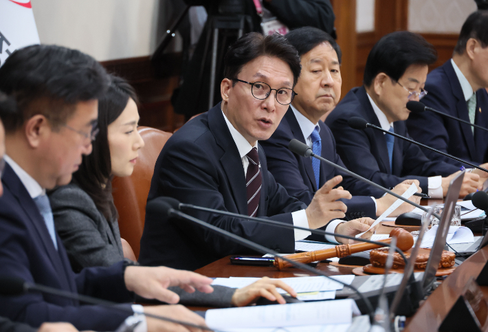 김민석 국무총리가 3일 서울 종로구 정부서울청사에서 열린 국무회의를 주재하고 있다. 연합뉴스